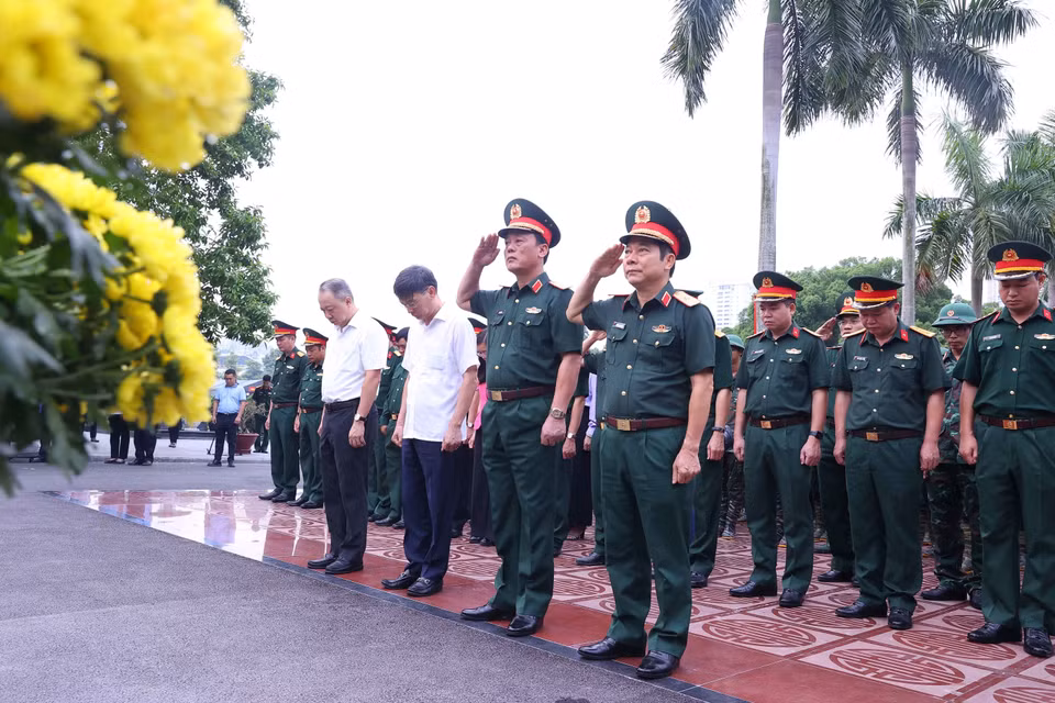 Thành kính thực hiện nghi thức dâng hương, dâng lễ trước Đài tưởng niệm Tổ quốc ghi công tại Nghĩa trang Mai Dịch (phường Phú Diễn). (Ảnh: Văn Điệp/TTXVN)