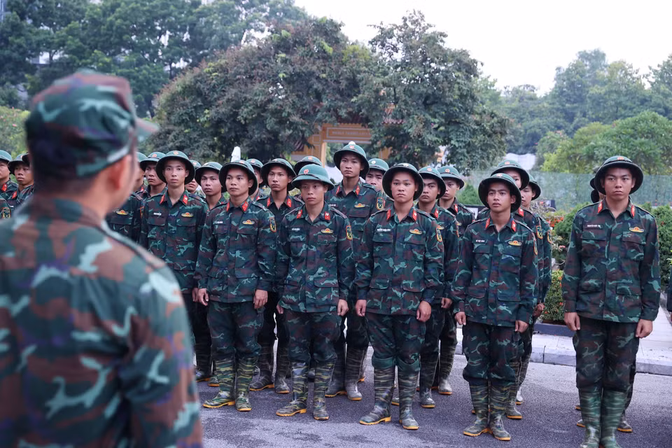 Lực lượng tham gia khai quật, cất bốc hài cốt liệt sỹ tại Nghĩa trang Mai Dịch (phường Phú Diễn). (Ảnh: Văn Điệp/TTXVN)