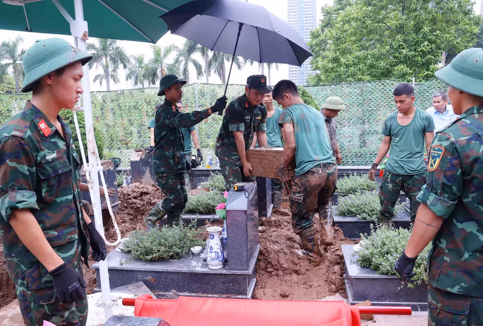 Khai quật hài cốt liệt sỹ chưa xác định danh tính tại Nghĩa trang Mai Dịch (phường Phú Diễn). (Ảnh: Văn Điệp/TTXVN)