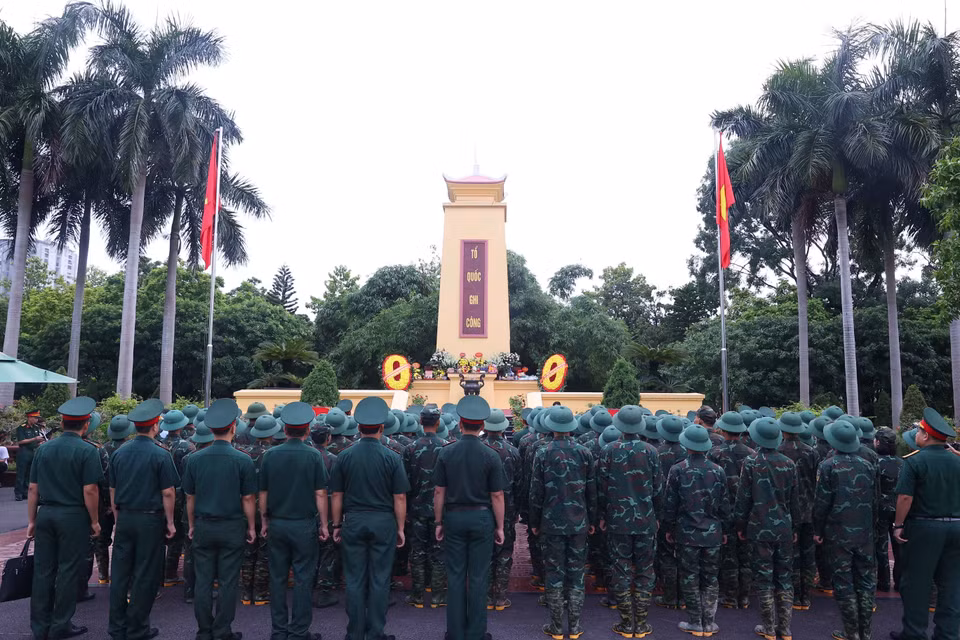 Thành kính thực hiện nghi thức dâng hương, dâng lễ trước Đài tưởng niệm Tổ quốc ghi công tại Nghĩa trang Mai Dịch. (Ảnh: Văn Điệp/TTXVN)