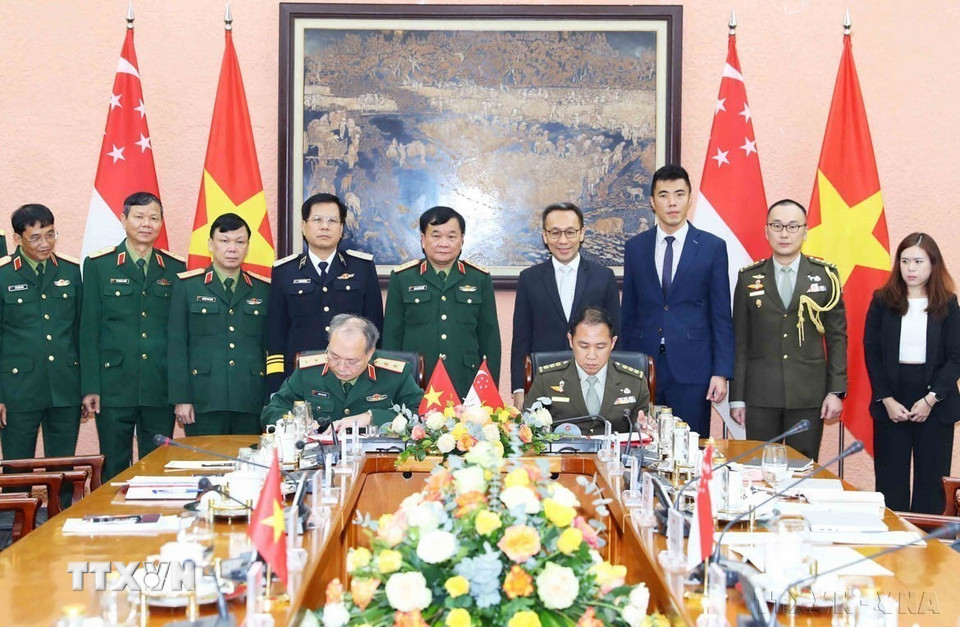 Thượng tướng Hoàng Xuân Chiến, Thứ trưởng Bộ Quốc phòng và Thư ký Thường trực Bộ Quốc phòng Singapore Chan Heng Kee chứng kiến lễ ký kết Bản ghi nhớ về hợp tác hỗ trợ nhân đạo và cứu trợ thảm họa giữa Văn phòng Ủy ban Quốc gia ứng phó sự cố, thiên tai và tìm kiếm cứu nạn (VINASARCOM) của Việt Nam và Trung tâm Điều phối hỗ trợ nhân đạo và cứu trợ thảm họa khu vực (RHCC) của Singapore (Hà Nội, 5/10/2023). (Ảnh: An Đăng/ TTXVN)