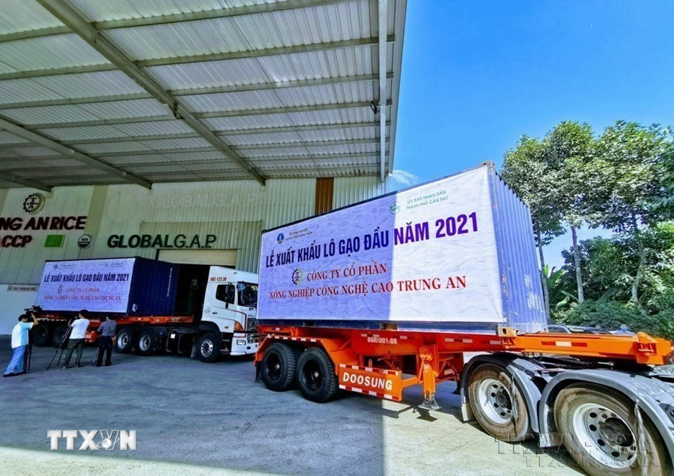 Lễ công bố xuất khẩu lô gạo 1.500 tấn đầu năm 2021 của Công ty Cổ phần Nông nghiệp công nghệ cao Trung An (Cần Thơ) đi Singapore và Malaysia (2021). (Ảnh: Thanh Liêm/TTXVN)