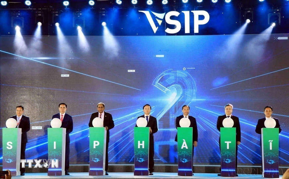 Phó Thủ tướng Trần Hồng Hà (thứ 4, trái sang) cùng các đại biểu ấn nút khởi công Dự án đầu tư xây dựng và kinh doanh hạ tầng Khu công nghiệp Bắc Thạch Hà (VSIP Hà Tĩnh) do Công ty Cổ phần Phát triển Đô thị và Khu công nghiệp Việt Nam Singapore (VSIP JSC) tổ chức (2024). (Ảnh: Công Tường/TTXVN)