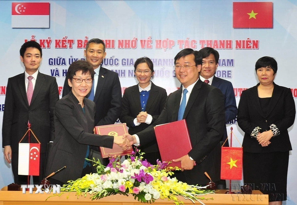 Lễ ký Bản ghi nhớ về Hợp tác Thanh niên Việt Nam - Singapore giai đoạn 2017-2022 (Hà Nội, 18/4/2017). (Ảnh: Nguyễn Khang/TTXVN)