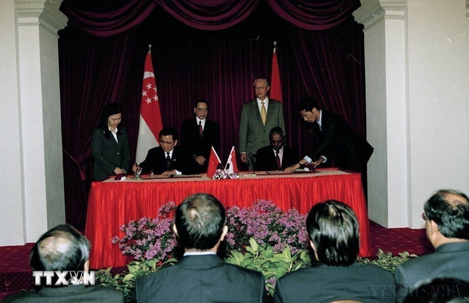 Thủ tướng Phan Văn Khải và Thủ tướng Goh Chok Tong chứng kiến lễ ký tuyên bố chung giữa Bộ trưởng Ngoại giao Nguyễn Duy Niên và Bộ trưởng Ngoại giao Singapore Jayakumur, ngày 8/3/2004 tại Singapore. (Ảnh: Thế Thuần/TTXVN)