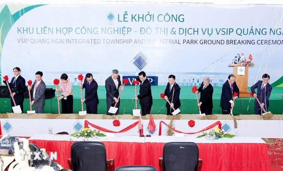 Thủ tướng Nguyễn Tấn Dũng và Thủ tướng Singapore Lý Hiển Long dự Lễ khởi công Khu liên hợp công nghiệp - đô thị và dịch vụ (VSIP) Quảng Ngãi tại huyện Sơn Tịnh, tỉnh Quảng Ngãi, ngày 13/9/2013. (Ảnh: Đức Tám/TTXVN)