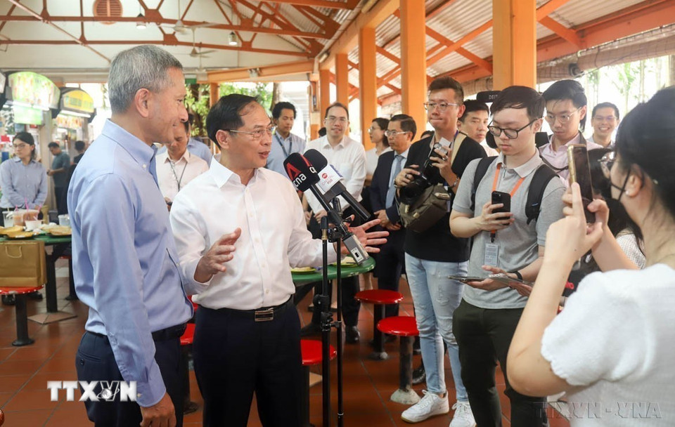 Bộ trưởng Ngoại giao Bùi Thanh Sơn và Bộ trưởng Ngoại giao Singapore Vivian Balakrishnan gặp gỡ báo chí sau hội đàm tại Singapore, ngày 18/07/2023. (Ảnh: Lê Ngọc Dương/TTXVN)