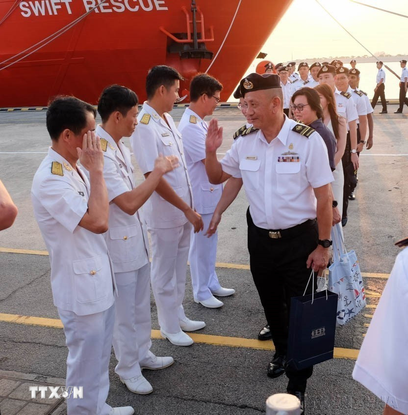 Giao lưu hữu nghị giữa lực lượng hải quân Việt Nam và Singapore. Đây là lần thứ 9 tàu Hải quân Việt Nam thăm cảng Singapore và lần thứ 2 tàu buồm Lê Quý Đôn đến thăm (13/10/2023). (Ảnh: Lê Dương/TTXVN)