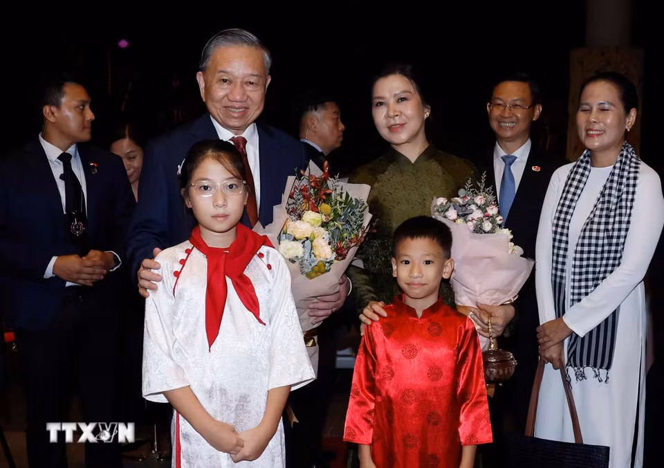 Cán bộ, nhân viên Đại sứ quán và cộng đồng người Việt Nam tại Singapore đón Tổng Bí thư, Chủ tịch nước Tô Lâm và Phu nhân. (Ảnh: Thống Nhất/TTXVN)