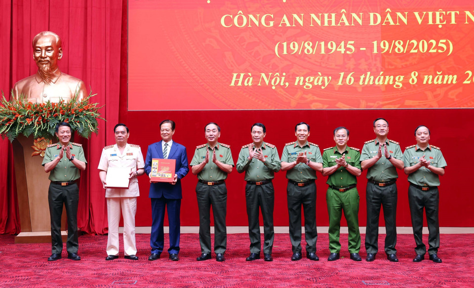 Lãnh đạo Bộ Công an trao tặng sách “Lúc dân cần, lúc dân khó, có Công an” cho các đồng chí nguyên lãnh đạo Đảng, Nhà nước. (Ảnh: Phạm Kiên/TTXVN)