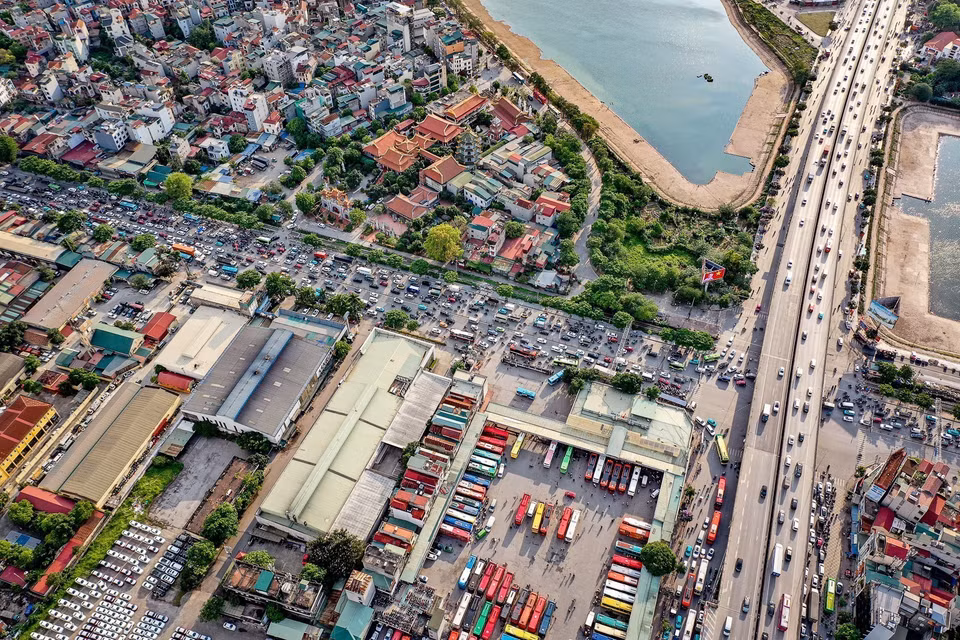 Khu vực Bến xe Nước Ngầm, trung tâm logistics và các tuyến kết nối trên địa bàn xã Thanh Trì (Hà Nội), một trong những điểm nhấn phát triển trên hành lang Quốc lộ 1A. (Ảnh: Trung Nguyên/TTXVN)