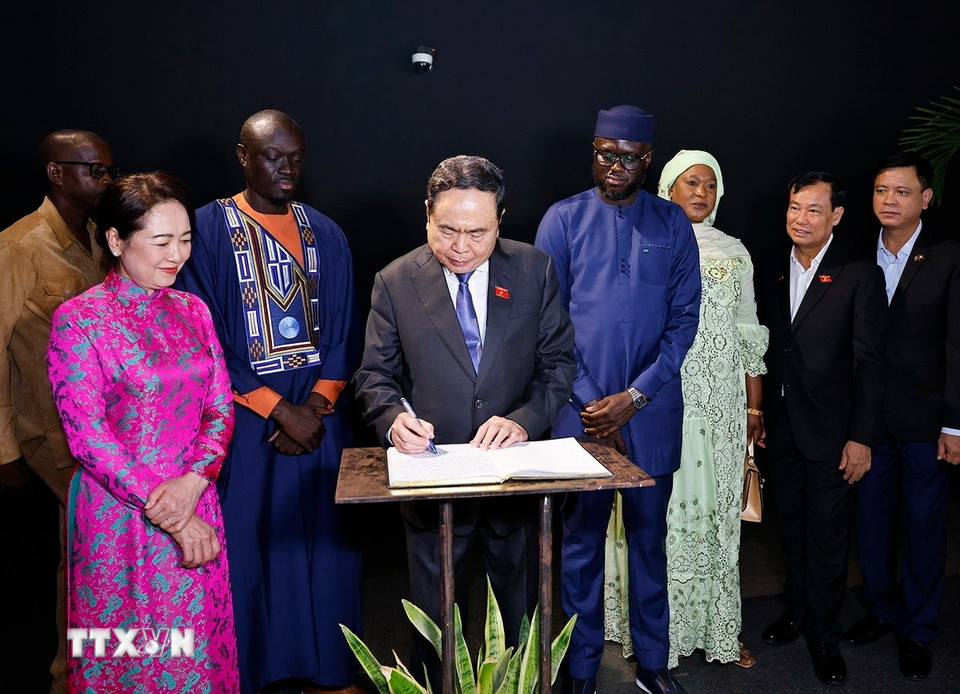 Chủ tịch Quốc hội Trần Thanh Mẫn ghi sổ lưu bút tại Bảo tàng Văn minh châu Phi. (Ảnh: Doãn Tấn/TTXVN)