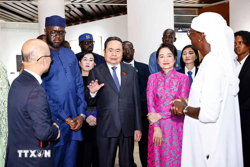 Chủ tịch Quốc hội Trần Thanh Mẫn và Phu nhân tham quan Bảo tàng Văn minh châu Phi. (Ảnh: Doãn Tấn/TTXVN)