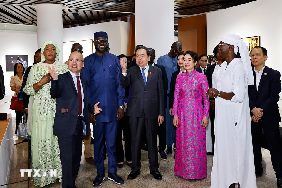 Chủ tịch Quốc hội Trần Thanh Mẫn và Phu nhân tham quan Bảo tàng Văn minh châu Phi. (Ảnh: Doãn Tấn/TTXVN)