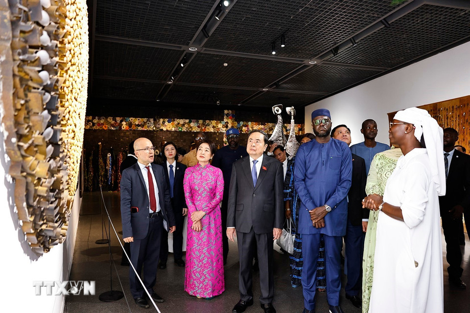 Chủ tịch Quốc hội Trần Thanh Mẫn và Phu nhân tham quan Bảo tàng Văn minh châu Phi. (Ảnh: Doãn Tấn/TTXVN)