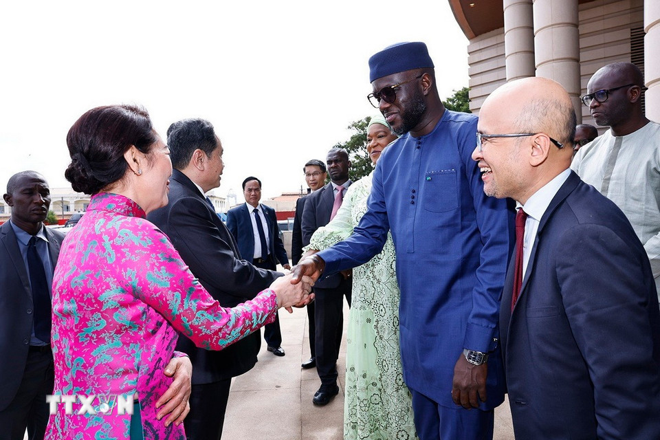 Chủ tịch Quốc hội Trần Thanh Mẫn và Phu nhân tham quan Bảo tàng Văn minh châu Phi. (Ảnh: Doãn Tấn/TTXVN)