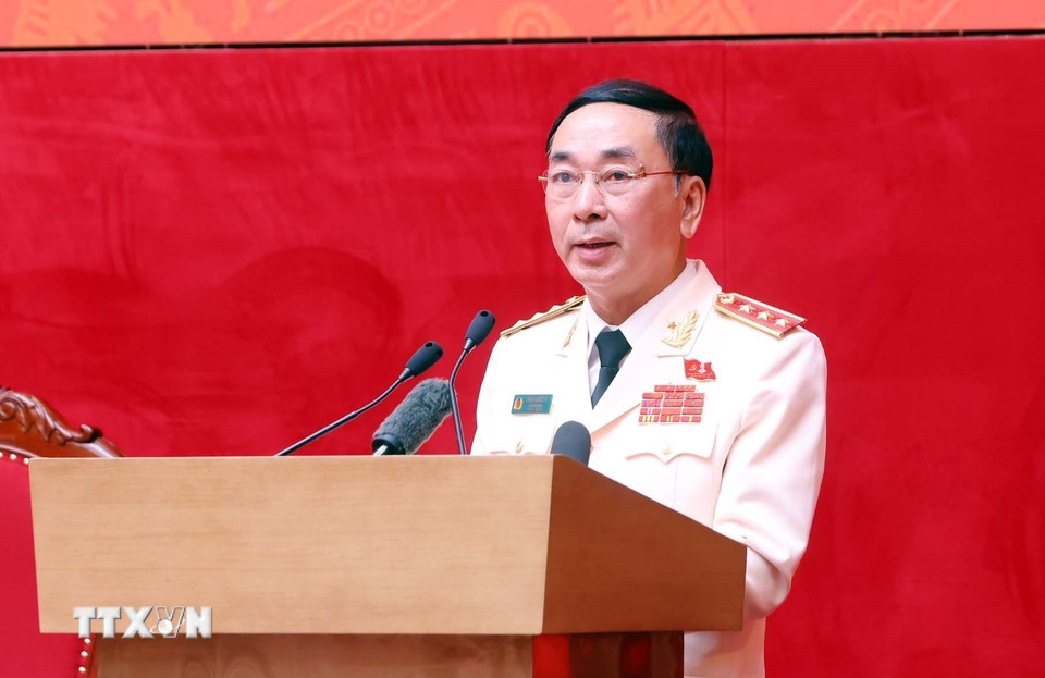 Thượng tướng Trần Quốc Tỏ, Ủy viên Trung ương Đảng, Phó Bí thư Đảng ủy Công an Trung ương, Thứ trưởng Bộ Công an trình bày Báo cáo kết quả Phiên họp trù bị và tuyên bố lý do, giới thiệu đại biểu. (Ảnh: Phạm Kiên/TTXVN)