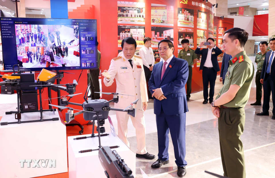 Thủ tướng Phạm Minh Chính tham quan các gian trưng bày sản phẩm hiện đại của Bộ Công an. (Ảnh: Phạm Kiên/TTXVN)