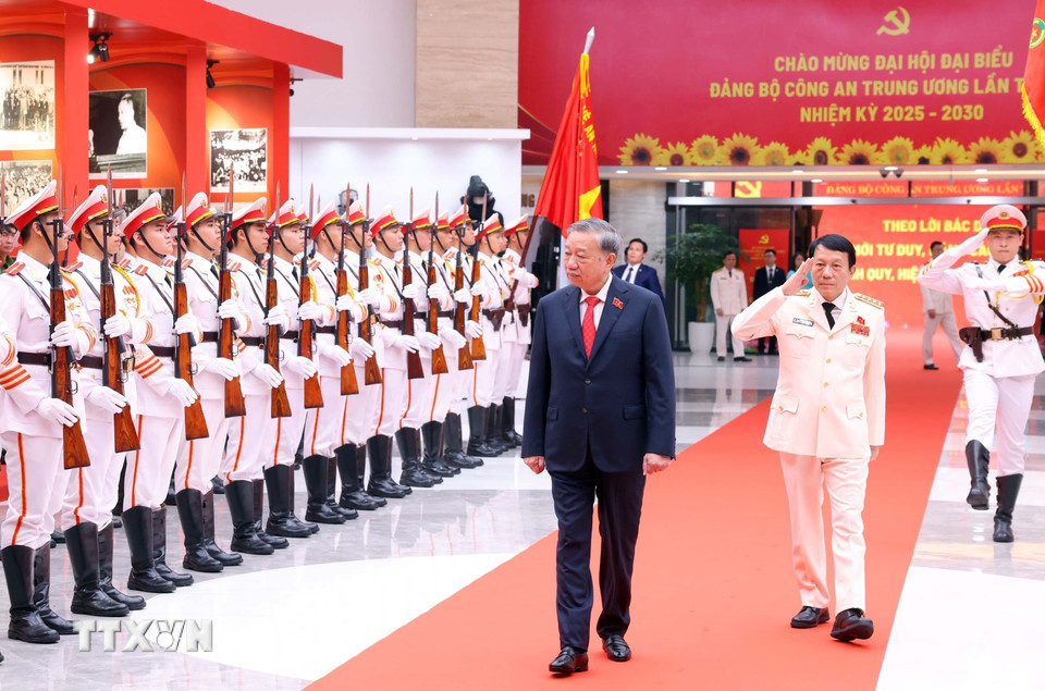 Tổng Bí thư Tô Lâm duyệt Đội danh dự Công an nhân dân. (Ảnh: Thống Nhất/TTXVN)