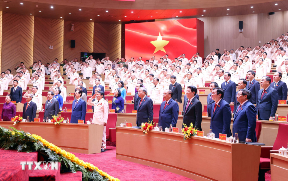 Các đồng chí Lãnh đạo, nguyên Lãnh đạo Đảng, Nhà nước và đại biểu thực hiện nghi lễ chào cờ. (Ảnh: Phạm Kiên/TTXVN)