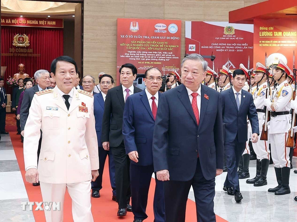 Tổng Bí thư Tô Lâm, các đồng chí lãnh đạo, nguyên lãnh đạo Đảng, Nhà nước dự Đại hội đại biểu Đảng bộ Công an Trung ương lần thứ VIII, nhiệm kỳ 2025-2030. (Ảnh: Thống Nhất/TTXVN)