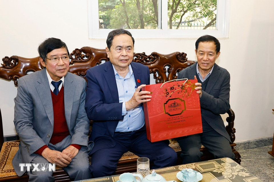 Chủ tịch Quốc hội Trần Thanh Mẫn thăm, tặng quà gia đình cố Chủ tịch Quốc hội Lê Quang Đạo. (Ảnh: Doãn Tấn/TTXVN)