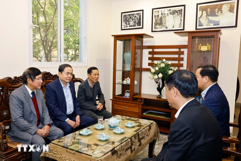 Chủ tịch Quốc hội Trần Thanh Mẫn thăm gia đình cố Chủ tịch Quốc hội Lê Quang Đạo. (Ảnh: Doãn Tấn/TTXVN)