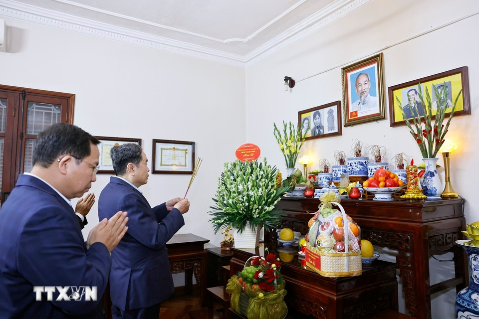 Chủ tịch Quốc hội Trần Thanh Mẫn thăm gia đình và dâng hương tưởng nhớ cố Bộ trưởng Bộ Công an Lê Minh Hương. (Ảnh: Doãn Tấn/TTXVN)