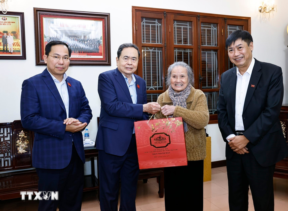 Chủ tịch Quốc hội Trần Thanh Mẫn thăm và tặng quà gia đình cố Bộ trưởng Bộ Công an Lê Minh Hương. (Ảnh: Doãn Tấn/TTXVN)