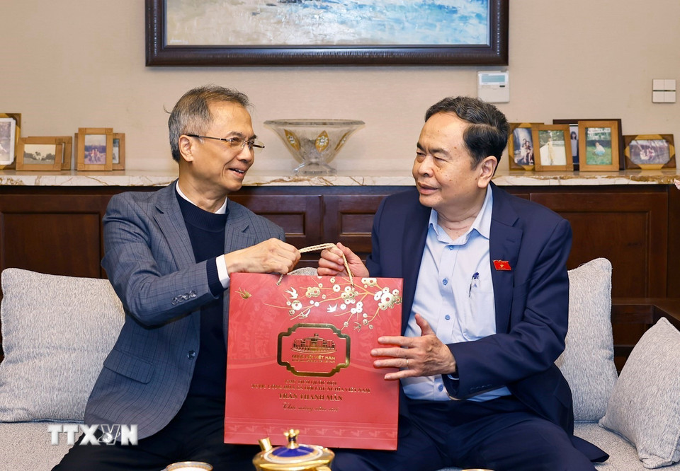 Chủ tịch Quốc hội Trần Thanh Mẫn thăm, tặng quà gia đình cố Tổng Bí thư Trường Chinh. (Ảnh: Doãn Tấn/TTXVN)