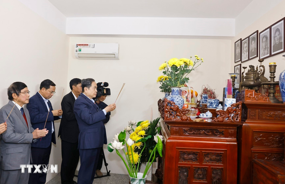 Chủ tịch Quốc hội Trần Thanh Mẫn thăm gia đình và dâng hương tưởng nhớ cố Chủ tịch Quốc hội Lê Quang Đạo. (Ảnh: Doãn Tấn/TTXVN)