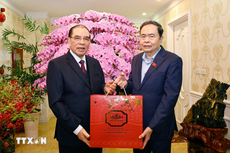 Chủ tịch Quốc hội Trần Thanh Mẫn thăm, chúc Tết nguyên Tổng Bí thư Nông Đức Mạnh. (Ảnh: Doãn Tấn/TTXVN)