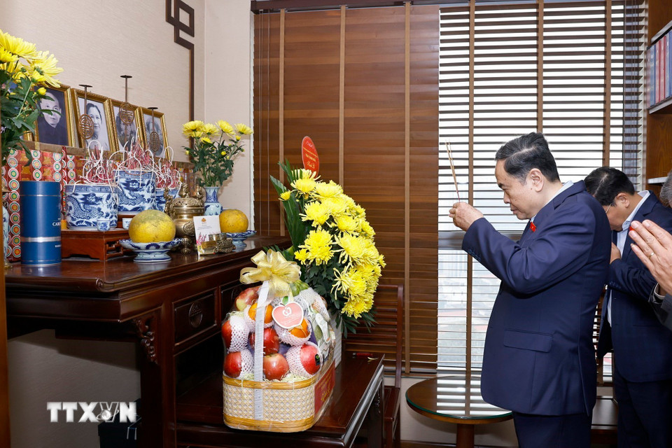 Chủ tịch Quốc hội Trần Thanh Mẫn thăm gia đình và dâng hương tưởng nhớ cố Tổng Bí thư Trường Chinh. (Ảnh: Doãn Tấn/TTXVN)