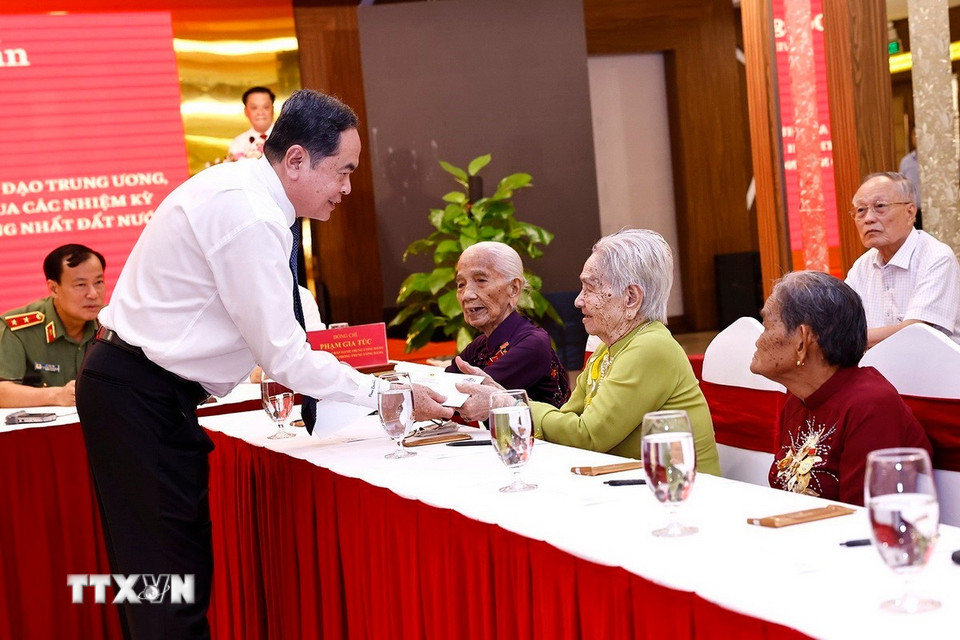 Chủ tịch Quốc hội Trần Thanh Mẫn tặng quà Mẹ Việt Nam Anh hùng. (Ảnh: Doãn Tấn/TTXVN)