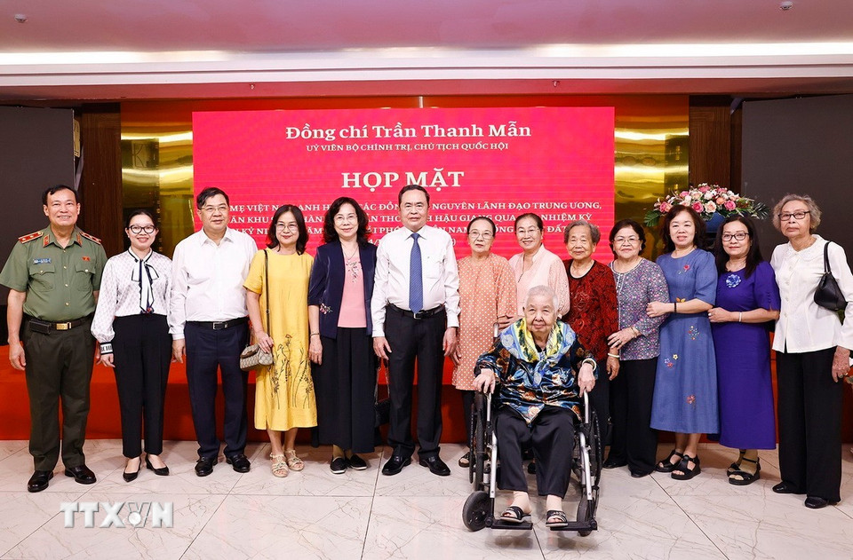 Chủ tịch Quốc hội Trần Thanh Mẫn với đại biểu. (Ảnh: Doãn Tấn/TTXVN)