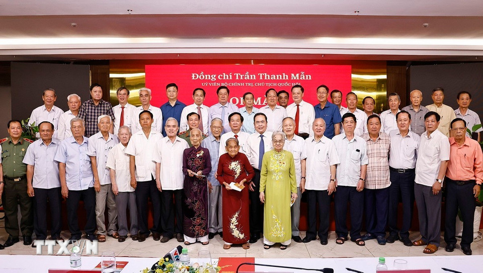 Chủ tịch Quốc hội Trần Thanh Mẫn với Mẹ Việt Nam Anh hùng và đại biểu. (Ảnh: Doãn Tấn/TTXVN)