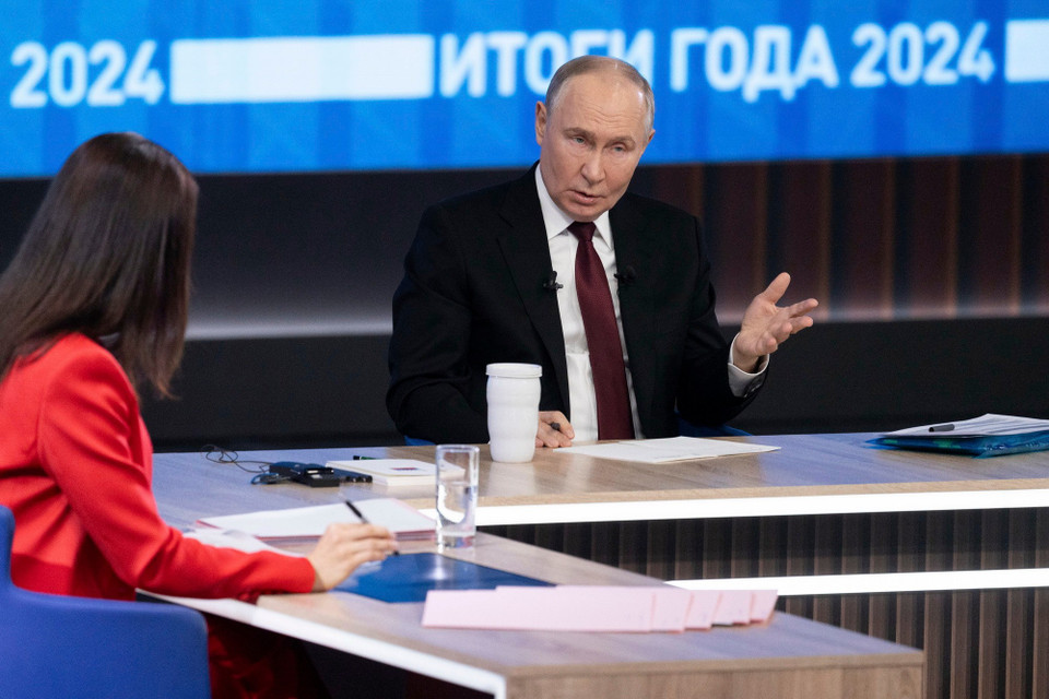 Ngày 19/12/2024, Tổng thống Nga Vladimir Putin có cuộc họp báo lớn thường niên tổng kết năm 2024 tại trung tâm Gostinyi Dvor. Được hỏi về kết quả phát triển kinh tế của nước Nga trong bối cảnh quốc tế khó khăn và các lệnh trừng phạt, ông Putin khẳng định kinh tế Nga hiện nay là ổn định và bền vững. (Ảnh: THX/TTXVN)