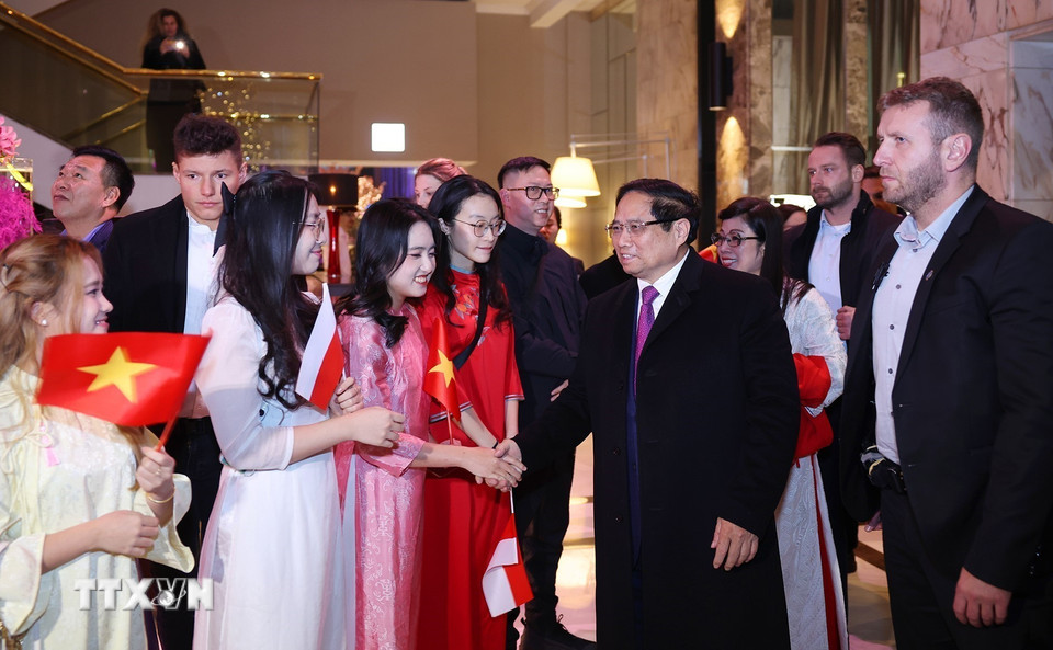 Cán bộ, nhân viên Đại sứ quán và cộng đồng người Việt Nam tại Ba Lan đón Thủ tướng Phạm Minh Chính và Phu nhân. (Ảnh: Dương Giang/TTXVN)