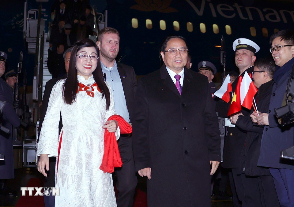 Thủ tướng Phạm Minh Chính và Phu nhân đến sân bay Frédéric Chopin, thủ đô Warsaw. (Ảnh: Dương Giang/TTXVN)