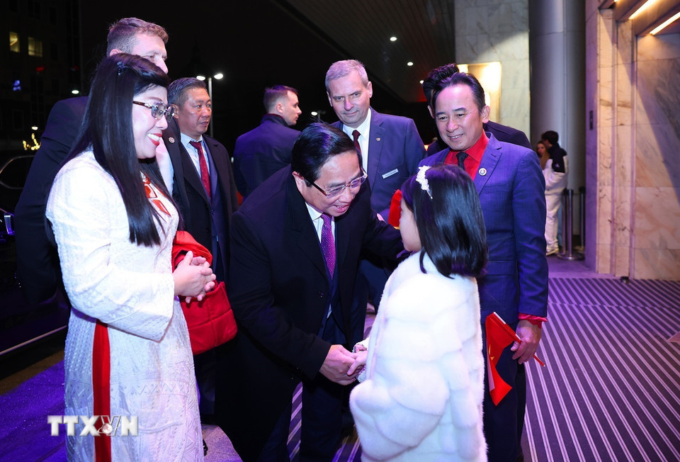 Cán bộ, nhân viên Đại sứ quán và cộng đồng người Việt Nam tại Ba Lan đón Thủ tướng Phạm Minh Chính và Phu nhân. (Ảnh: Dương Giang/TTXVN)