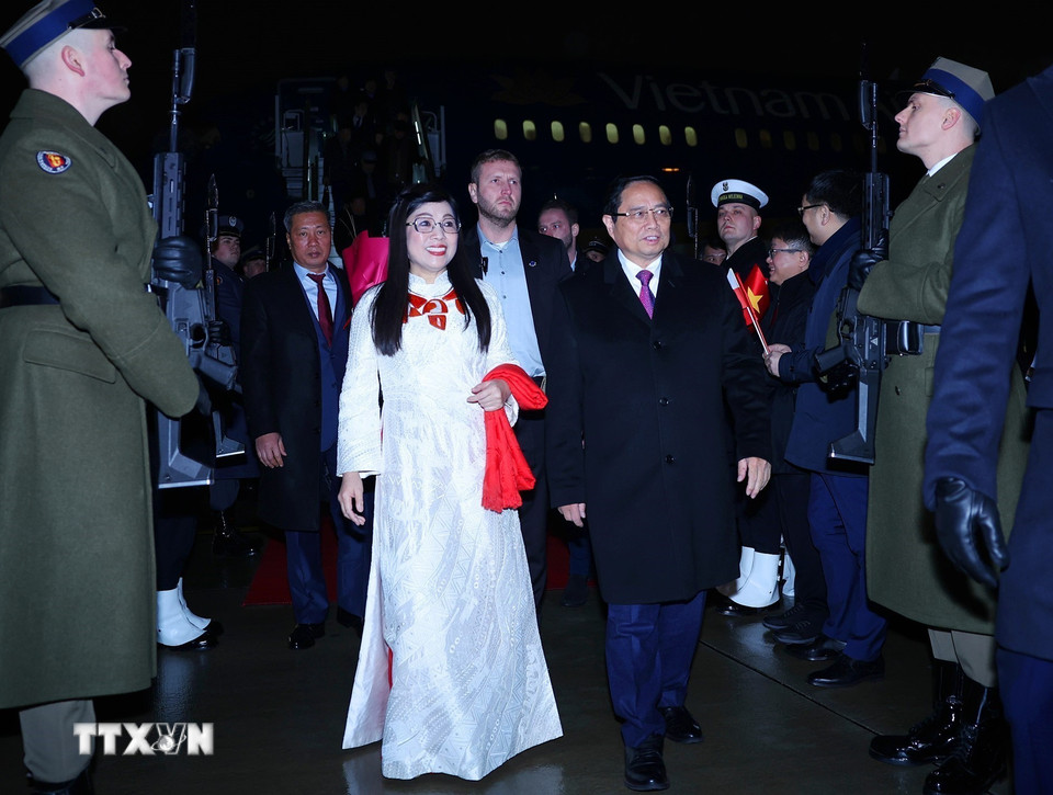 Thủ tướng Phạm Minh Chính và Phu nhân đến sân bay Frédéric Chopin, thủ đô Warsaw. (Ảnh: Dương Giang/TTXVN)