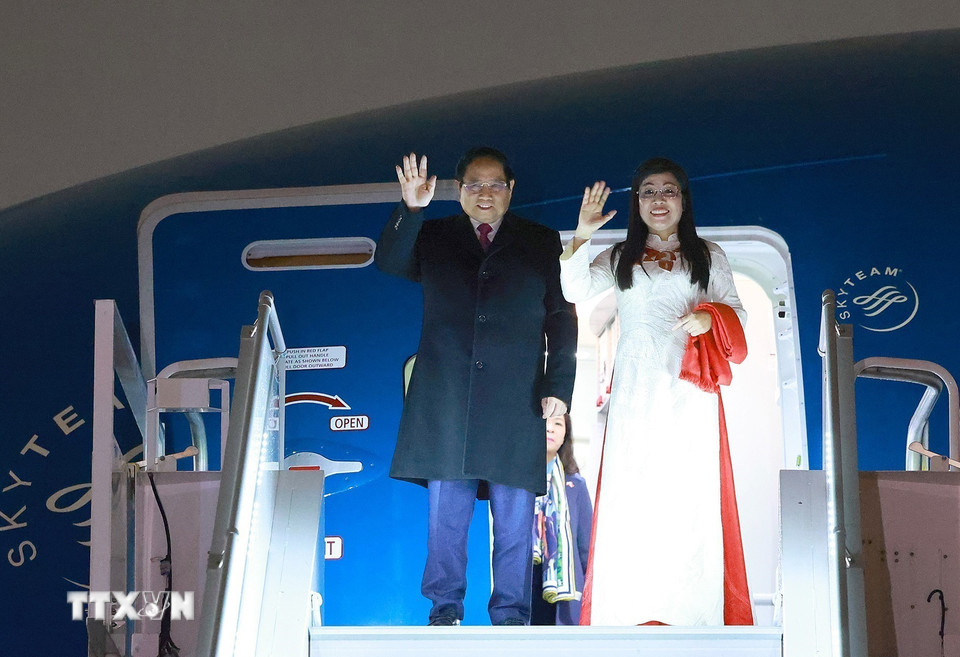Thủ tướng Phạm Minh Chính và Phu nhân đến sân bay Frédéric Chopin, thủ đô Warsaw. (Ảnh: Dương Giang/TTXVN)