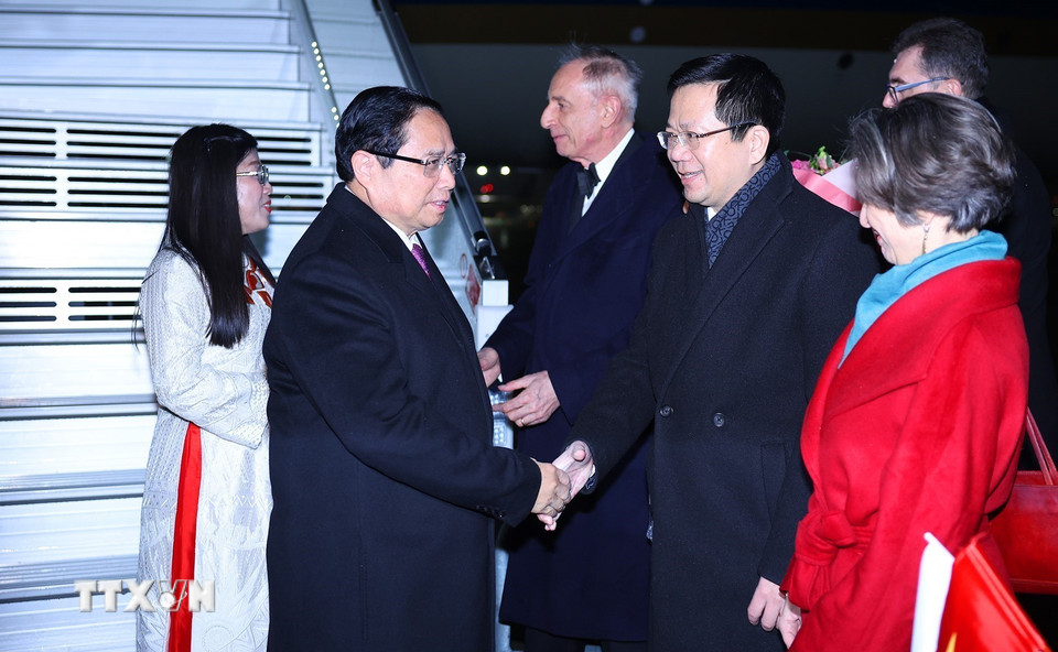 Thủ tướng Phạm Minh Chính và Phu nhân đến sân bay Frédéric Chopin, thủ đô Warsaw. (Ảnh: Dương Giang/TTXVN)