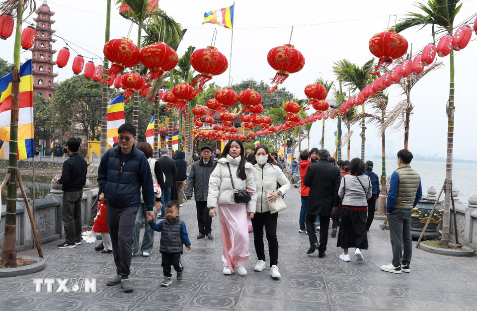 Ngưởi dân Hà Nội đi lễ đầu năm tại chùa Trấn Quốc sáng mùng 1 Tết Ất Tỵ. (Ảnh: Quốc Khánh/TTXVN)