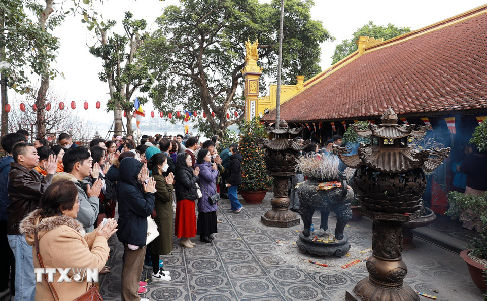 Ngưởi dân Hà Nội đi lễ đầu năm tại chùa Trấn Quốc sáng mùng 1 Tết Ất Tỵ. (Ảnh: Quốc Khánh/TTXVN)