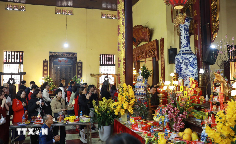 Ngưởi dân Hà Nội đi lễ đầu năm tại chùa Quán Sứ sáng mùng 1 Tết Ất Tỵ. (Ảnh: Quốc Khánh/TTXVN)