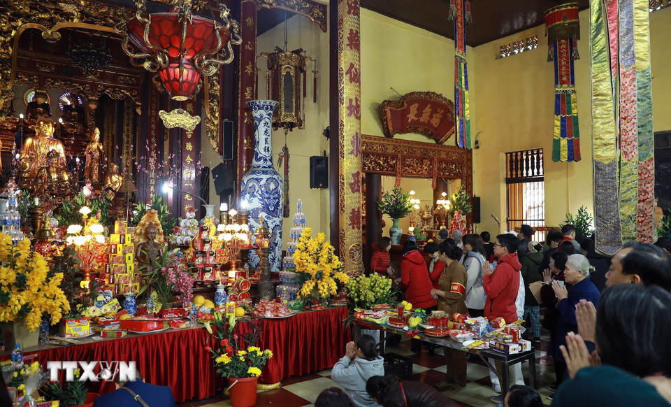 Ngưởi dân Hà Nội đi lễ đầu năm tại chùa Quán Sứ sáng mùng 1 Tết Ất Tỵ. (Ảnh: Quốc Khánh/TTXVN)