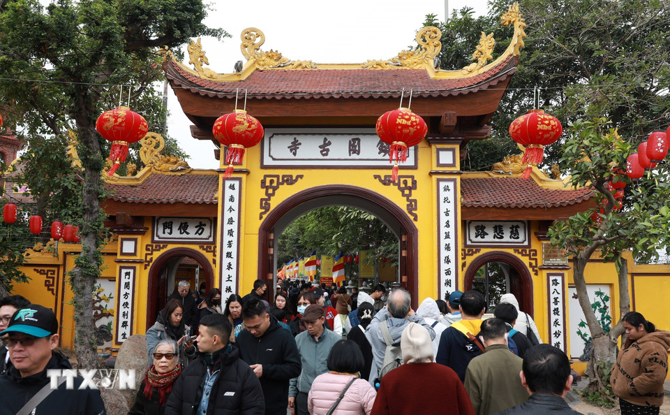 Ngưởi dân Hà Nội đi lễ đầu năm tại chùa Trấn Quốc sáng mùng 1 Tết Ất Tỵ. (Ảnh: Quốc Khánh/TTXVN)