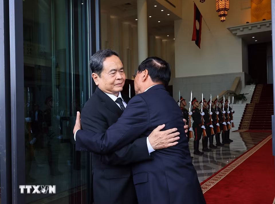 Chủ tịch Quốc hội Trần Thanh Mẫn hội kiến Tổng Bí thư, Chủ tịch nước Lào Thongloun Sisoulith. (Ảnh: Doãn Tấn/TTXVN)