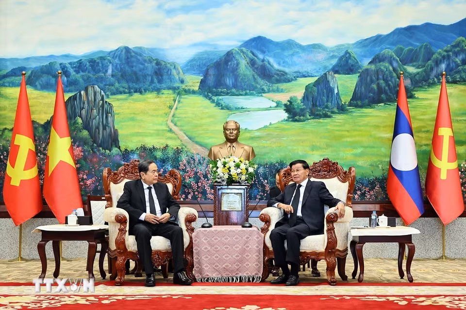 Chủ tịch Quốc hội Trần Thanh Mẫn hội kiến Tổng Bí thư, Chủ tịch nước Lào Thongloun Sisoulith. (Ảnh: Doãn Tấn/TTXVN)